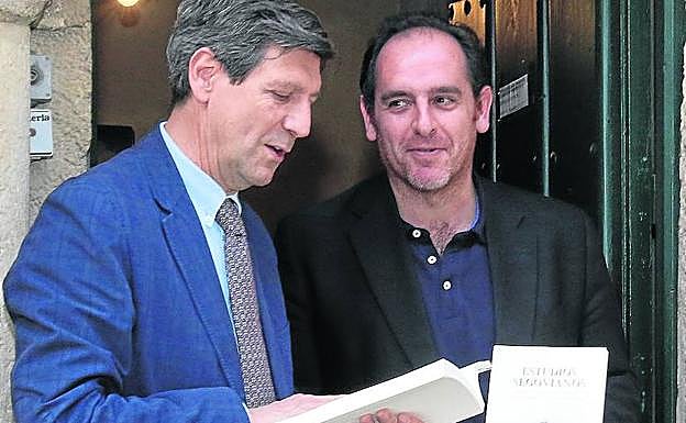 Rafael Cantalejo y Santiago Martínez Caballero, con el nuevo tomo de 'Estudios Segovianos'. 