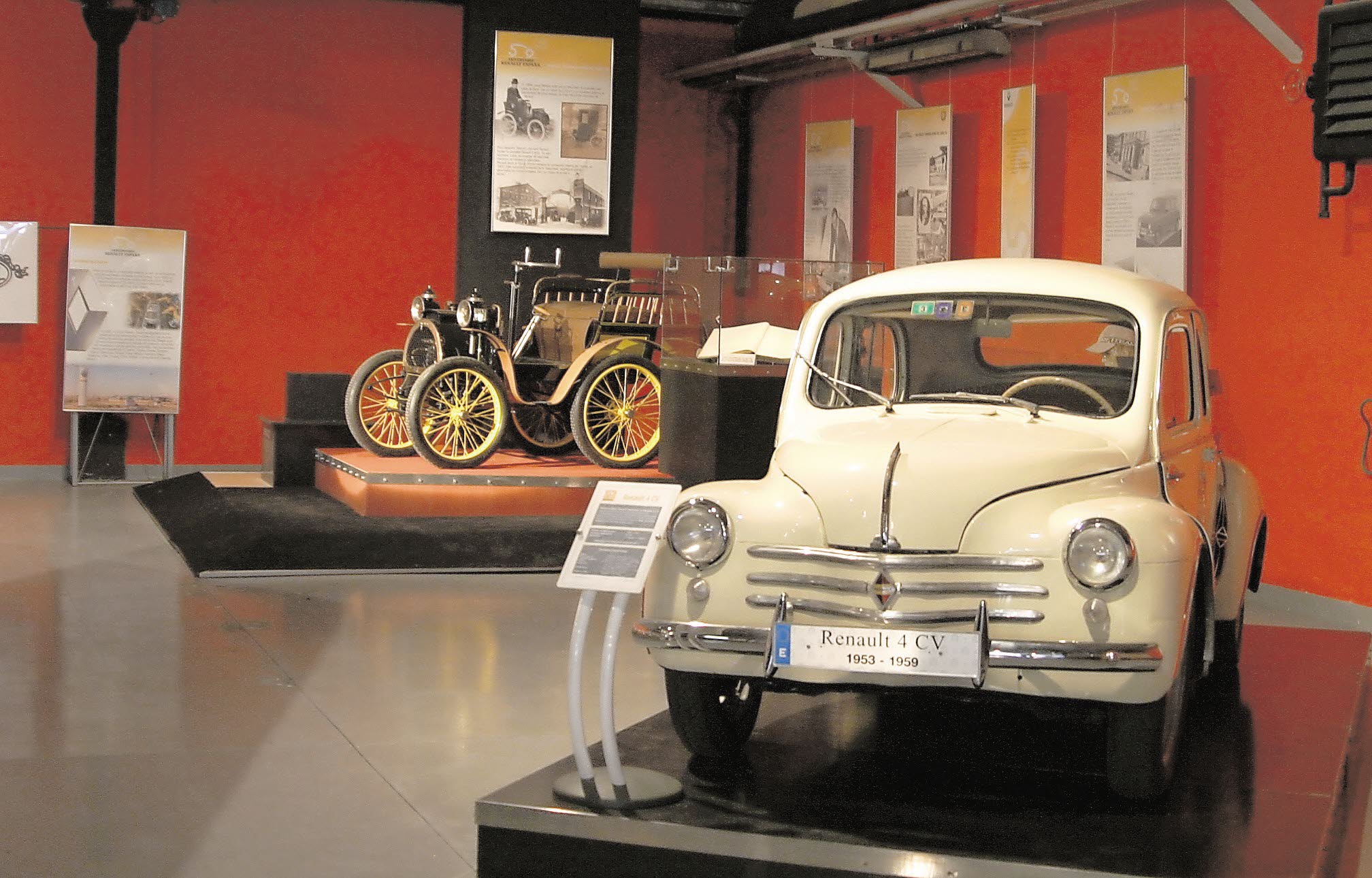 Un Renault 4/4 de los bautizados popularmente como 'Tres bigotes' preside la entrada al Museo Renault de Valladolid.
