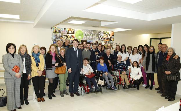 Personal de Aspace junto a familiares y usuarios durante la visita de ayer del alcalde. 