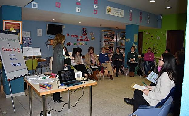 Sesión del nuevo taller de crecimiento personal y motivación que tuvo lugar en la mañana de ayer en Guijuelo. 