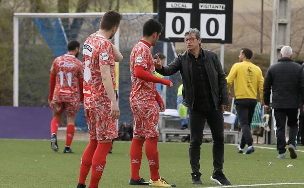 Fabregat, a la derecha, durante el partido ante el Valladolid B. 