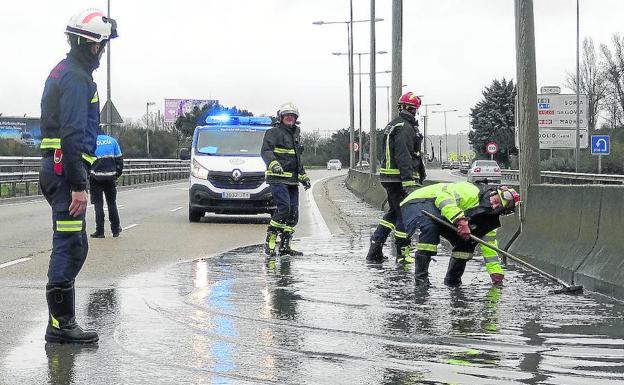 Los Bomberos limpian la arqueta para eliminar una balsa de agua en la ronda norte.