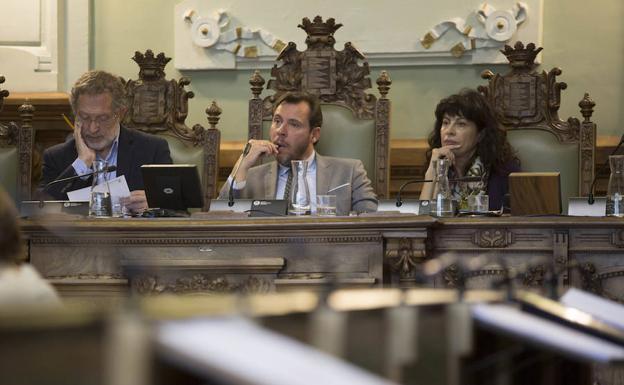 Manuel Saravia, Óscar Puente y Ana Redondo, en el pleno celebrado ayer.