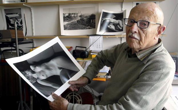 Fotografía de archivo fechada el 4 de abril de 2004 que muestra al fotógrafo Willy Ronis junto a algunas de sus instantáneas en su casa de París. 