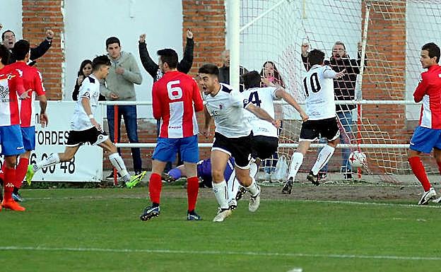 Los jugadores del CFSalmantino celebran un gol en Tordesillas en la primera vuelta.