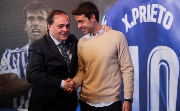 Xabi Prieto, junto al presidente de la Real Sociedad, Jokin Aperribay. 