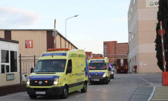 Las ambulancias salen de la fábrica, el pasado día 31. 