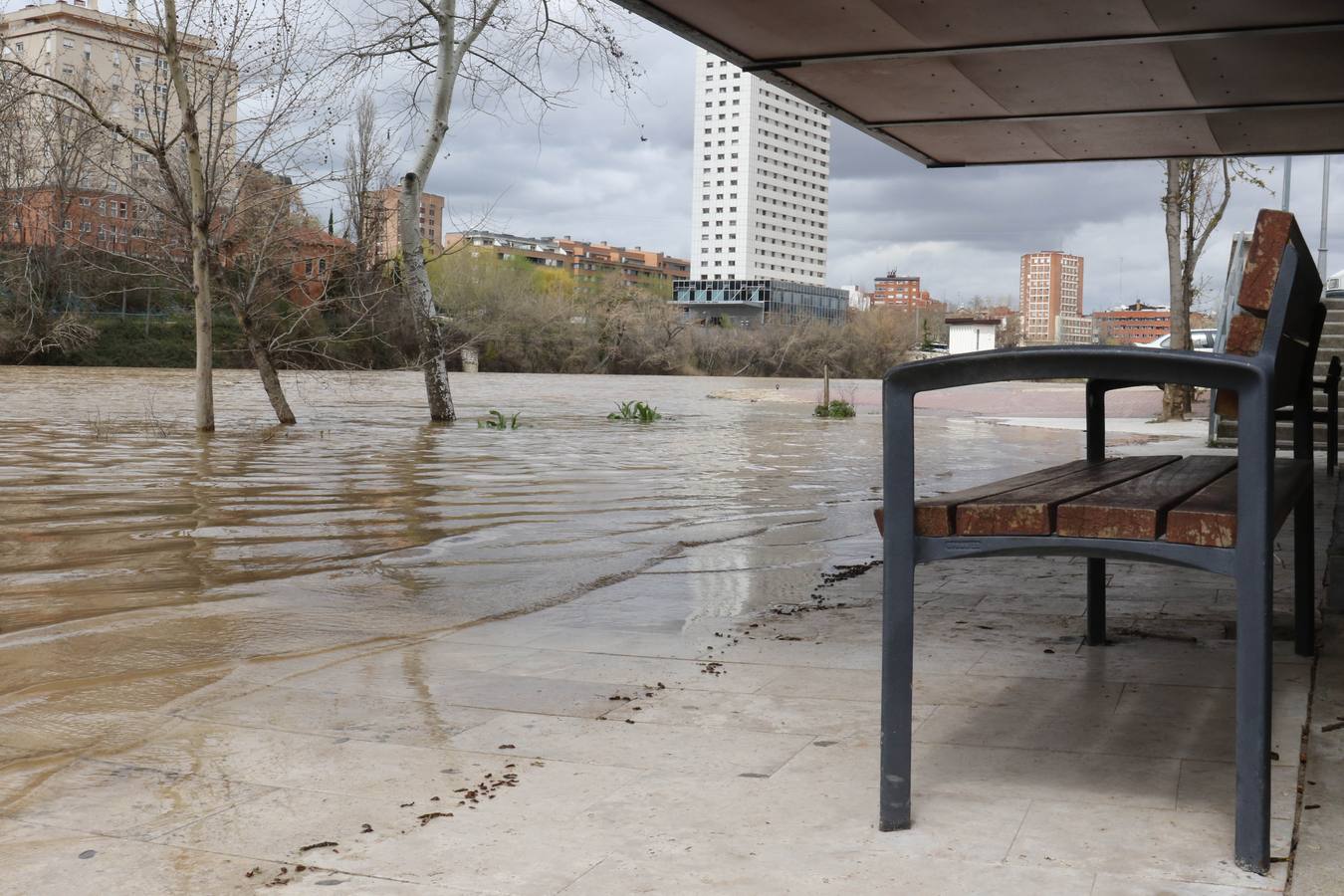 Crece el río a su paso por la capital, pero sin riesgo de desbordarse.