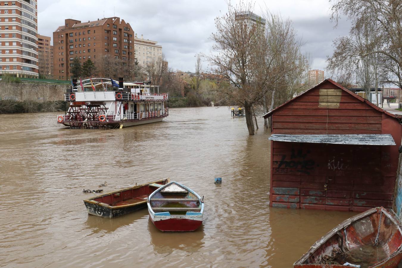 Crece el río a su paso por la capital, pero sin riesgo de desbordarse.