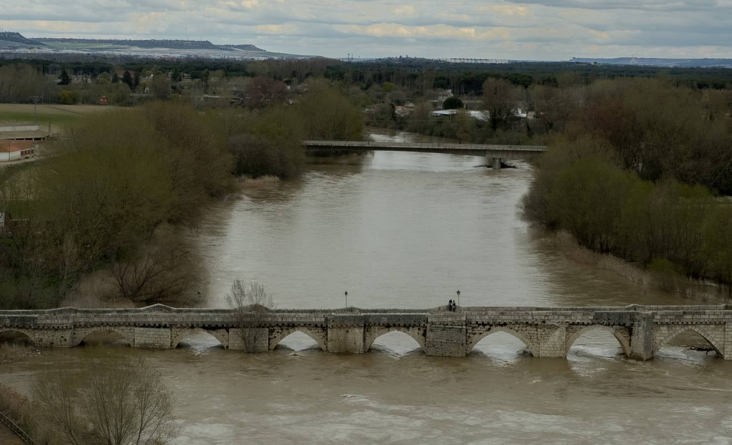 El río a su paso por la localidad de Simancas.