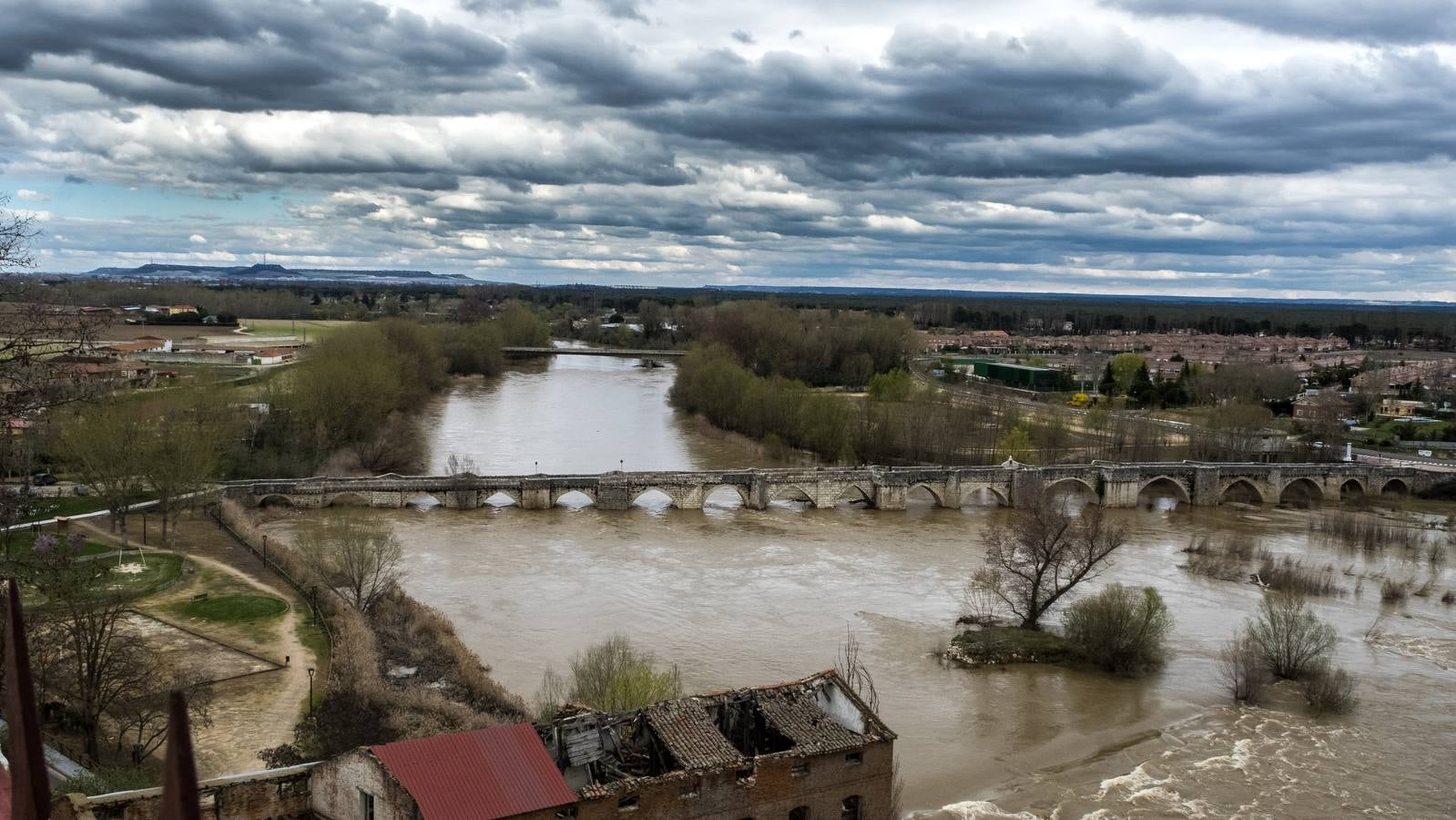 El río a su paso por la localidad de Simancas.