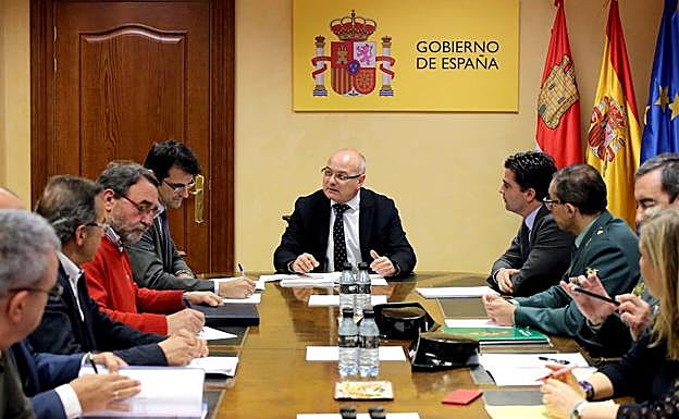 El subdelegado de Gobierno, Luis Antonio Gómez Iglesias, preside la Comisión de Seguridad de la Subdelegación del Gobierno en una reunión las medidas a aplicar de cara a la celebración del Día de la Comunidad en Villalar de los Comuneros el 23 de abril.