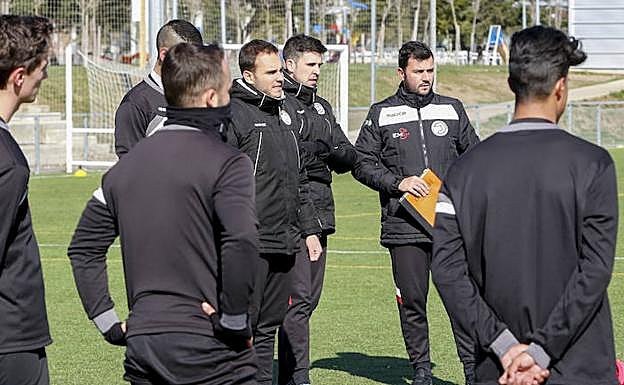 Varios miembros del cuerpo técnico de Unionistas, durante un entrenamiento. 