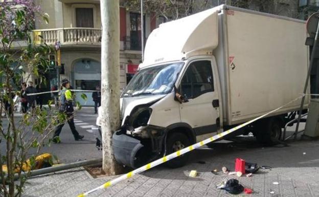 Un camión sin frenos arrolla a siete personas en el centro de Barcelona