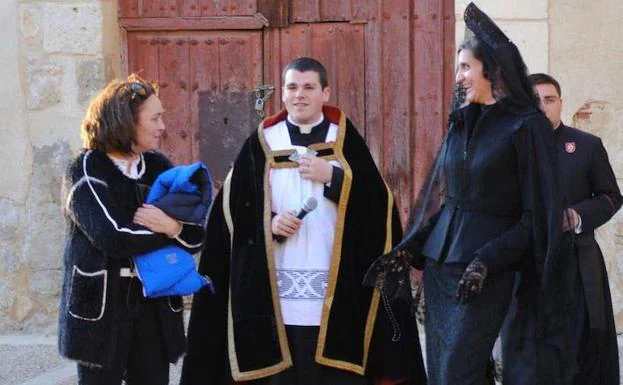 El expárroco, Francisco Casas, frente a la antigua puerta de la iglesia de Villalón. 