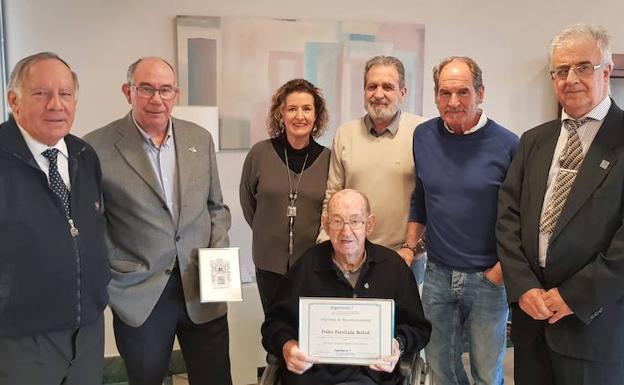 Pedro Parellada Bellod junto a sus hijos y algunos miembros de la Junta de Gobierno de ingenierosVA 