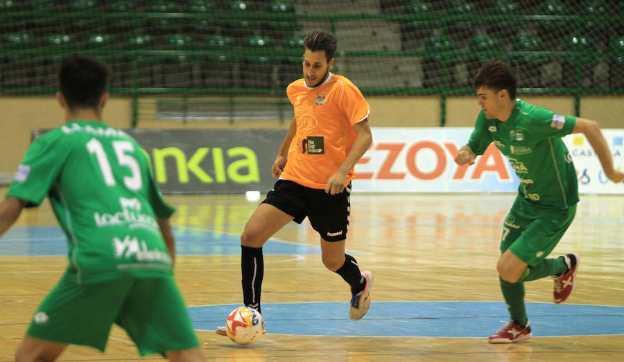 Álex Fuentes conduce el balón ante dos jugadores del Osasuna Magna.