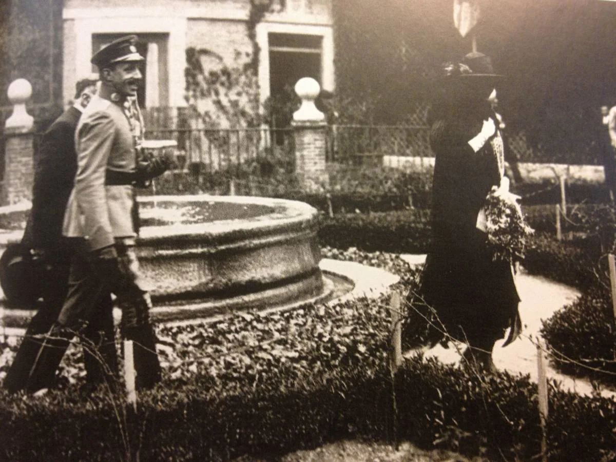 Alfonso XIII en los jardines de la Casa de Cervantes en 1921.
