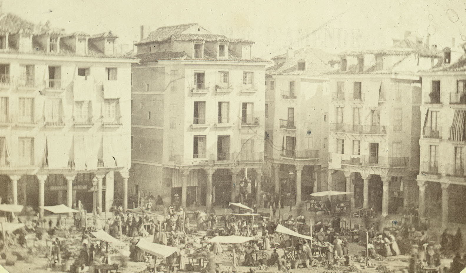 Exposicion 'Ciudad Heroica. Valladolid durante el Bienio Progresista (1854-1856)'. En la imagen, Bernardo Maeso captó la Plaza Mayor un día de mercado en 1865.