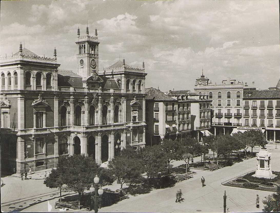 La Plaza Mayor de Valladolid antes de construirse el aparcamiento subterráneo en los años setenta.