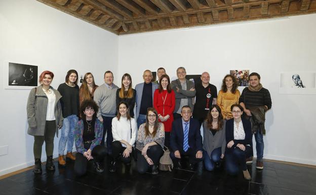 Foto de familia de los organizadores y de los estudiantes que han aportado sus fotografías. 