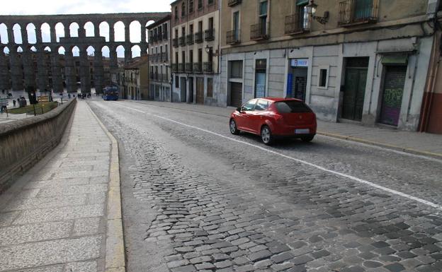 Un coche circula por la calle San Juan. 