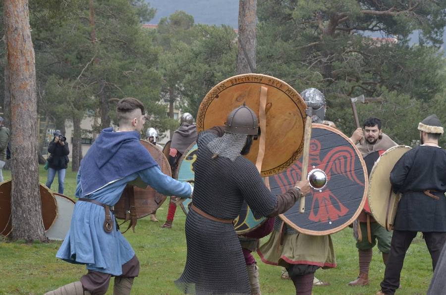 Fotos: Escenificación de una batalla entre tropas hispanas y vikingas