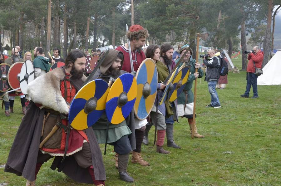 Fotos: Escenificación de una batalla entre tropas hispanas y vikingas