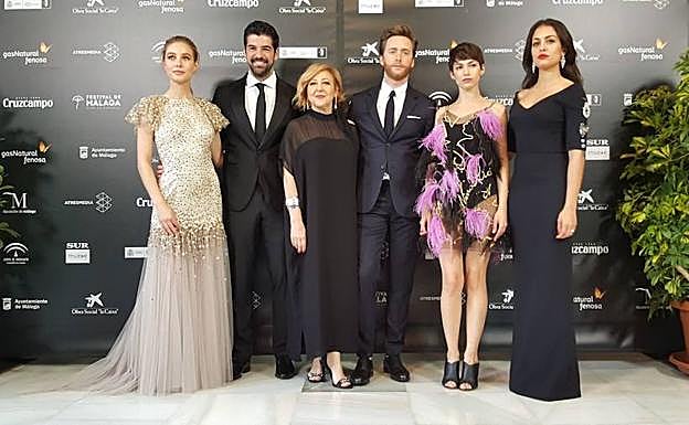 Los protagonistas de 'Proyecto tiempo', con Carmen Machi al frente, ayer en la gala la inauguración de Festival de Cine de Málaga.