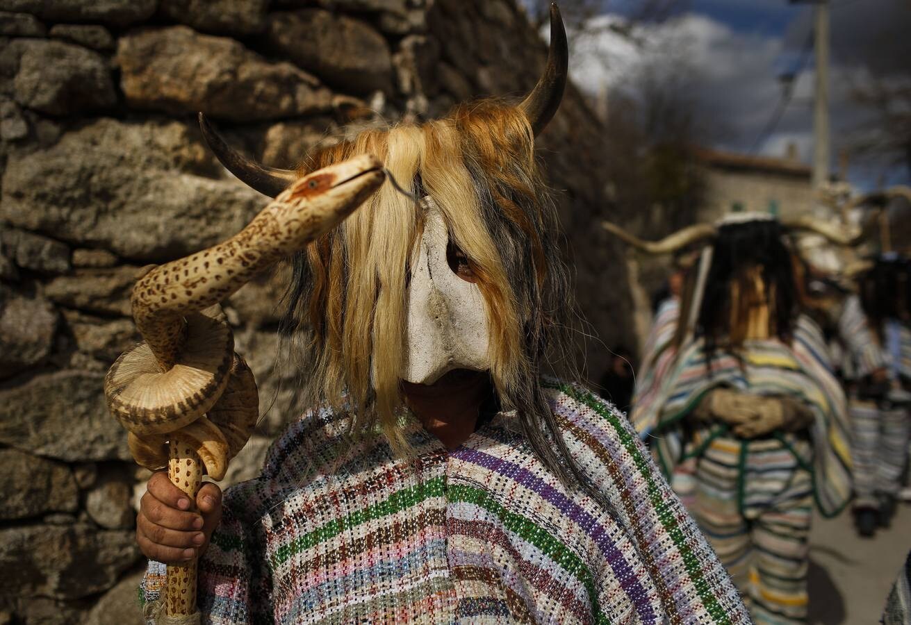 En la tierra de los cucurrumachos, se reunieron las principales mascaradas de invierno de la provincia de Ávila, como las de Las Toras de El Fresno, los harramachos de Navalacruz, los machurreros de Pedro Bernardo y los zarramaches de Casavieja