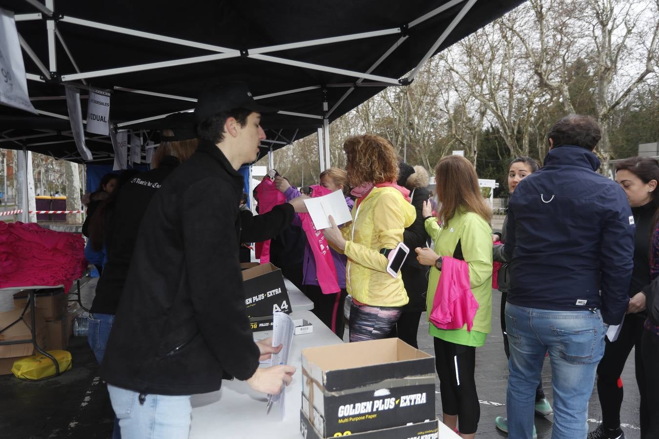 Más de 800 participantes se dieron cita en la Plaza Zorrilla para tomar parte de una marea rosa que tiñó de color las calles del centro de la ciudad