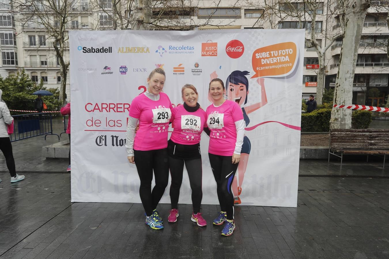 Más de 800 participantes se dieron cita en la Plaza Zorrilla para tomar parte de una marea rosa que tiñó de color las calles del centro de la ciudad