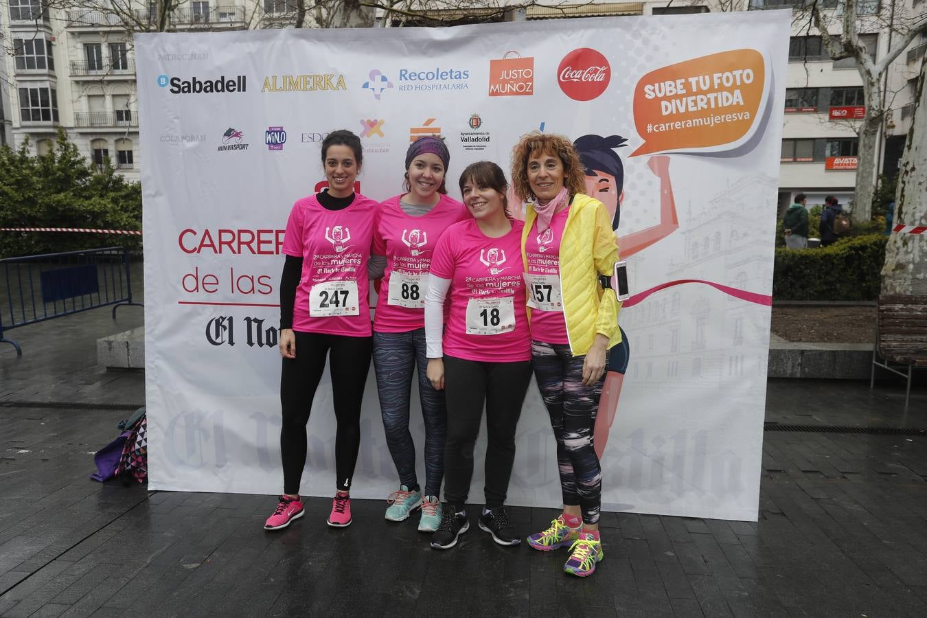 Más de 800 participantes se dieron cita en la Plaza Zorrilla para tomar parte de una marea rosa que tiñó de color las calles del centro de la ciudad