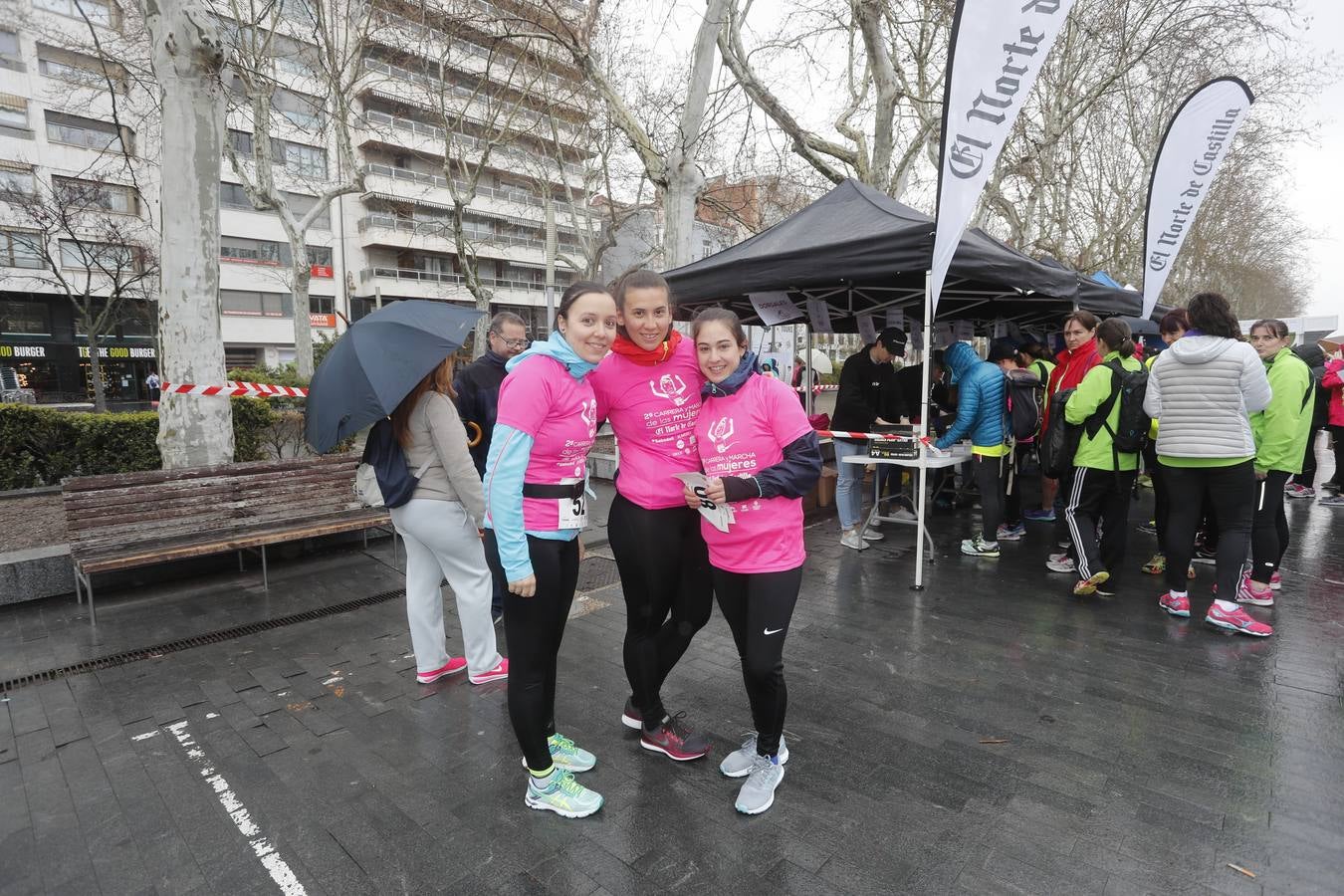 Más de 800 participantes se dieron cita en la Plaza Zorrilla para tomar parte de una marea rosa que tiñó de color las calles del centro de la ciudad