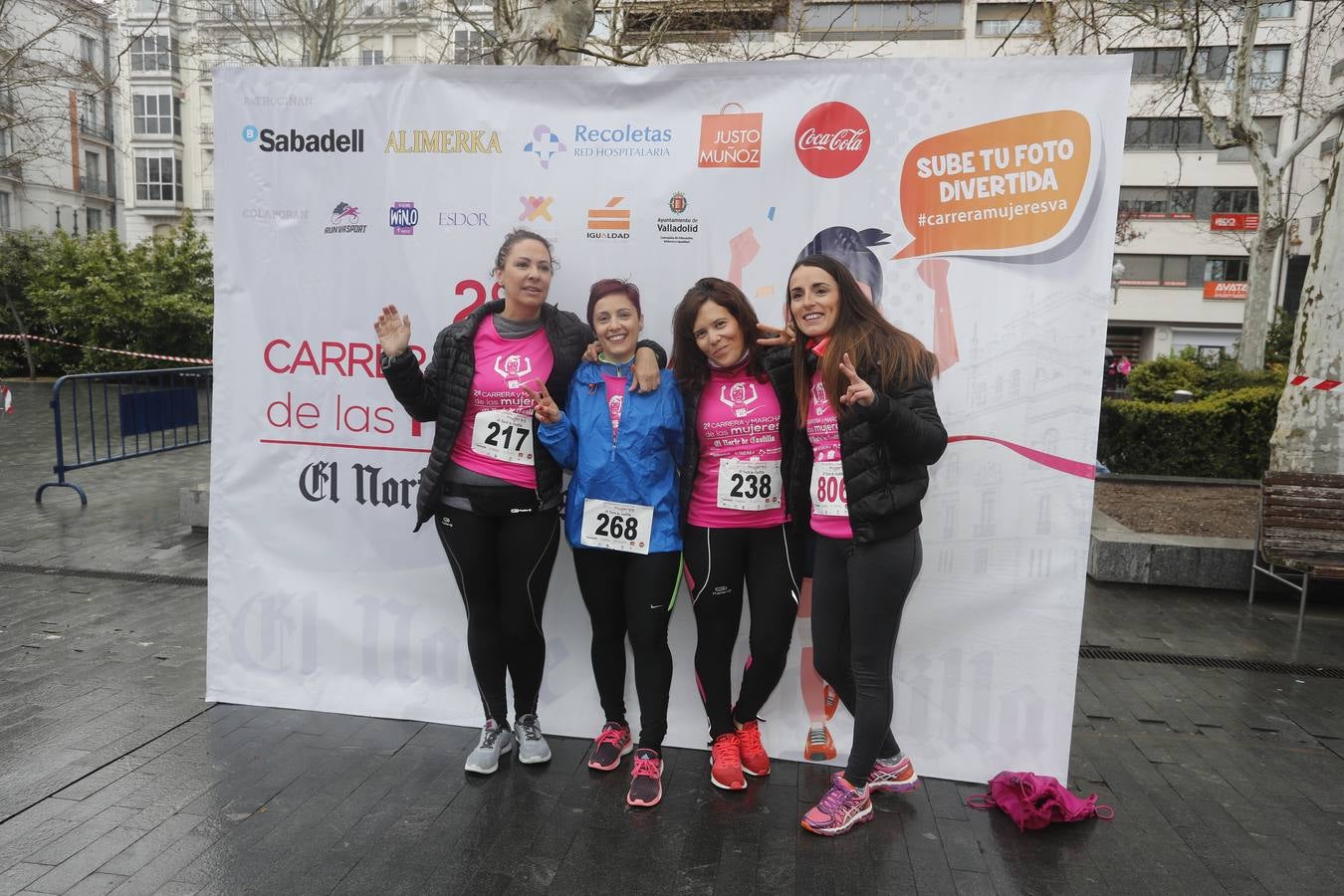 Más de 800 participantes se dieron cita en la Plaza Zorrilla para tomar parte de una marea rosa que tiñó de color las calles del centro de la ciudad