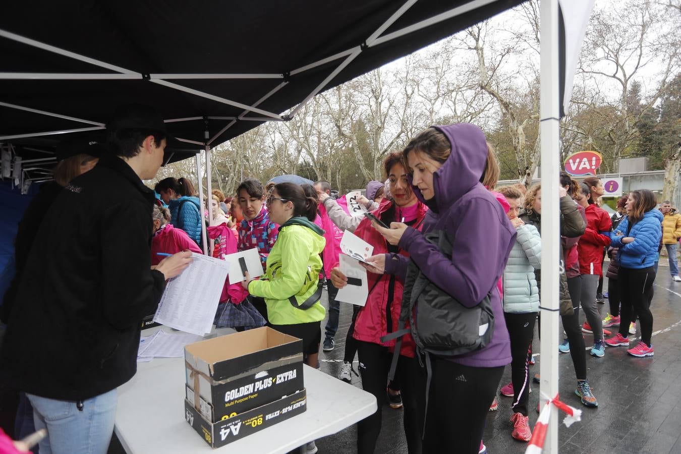 Más de 800 participantes se dieron cita en la Plaza Zorrilla para tomar parte de una marea rosa que tiñó de color las calles del centro de la ciudad