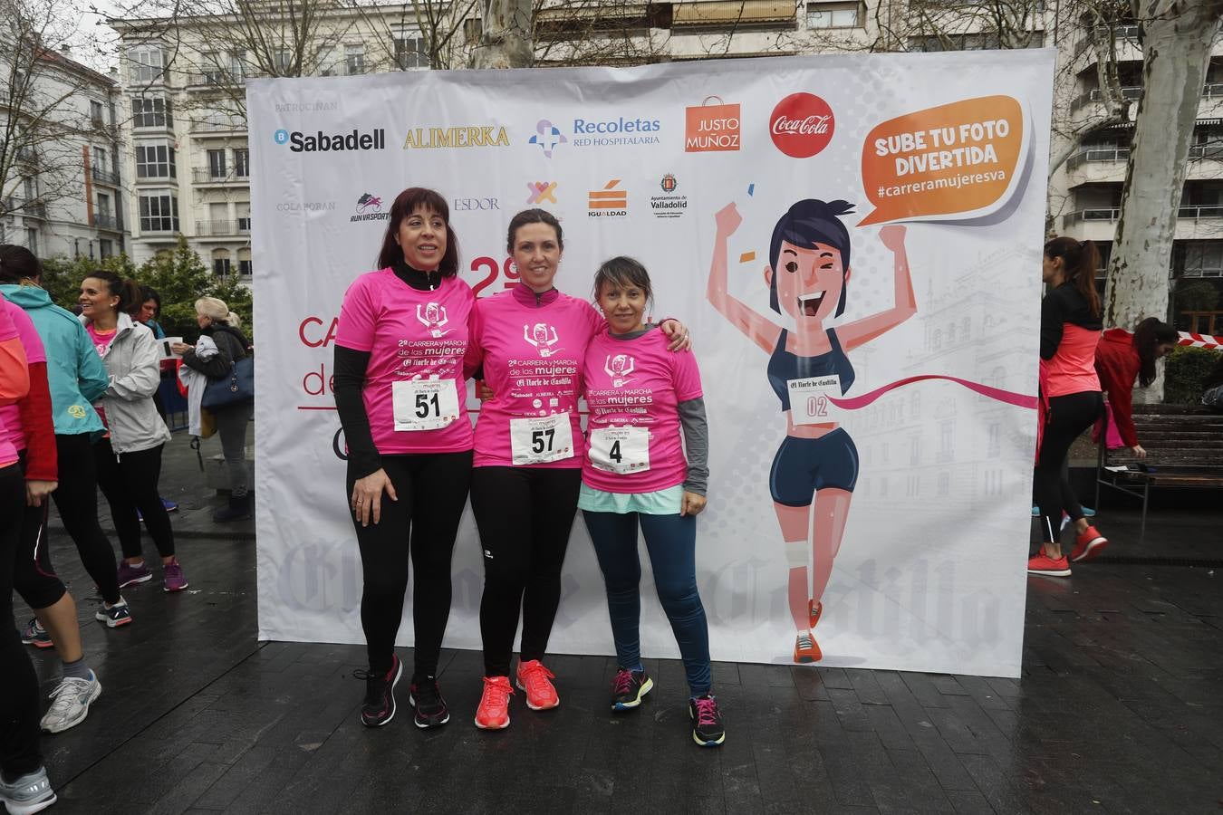 Más de 800 participantes se dieron cita en la Plaza Zorrilla para tomar parte de una marea rosa que tiñó de color las calles del centro de la ciudad