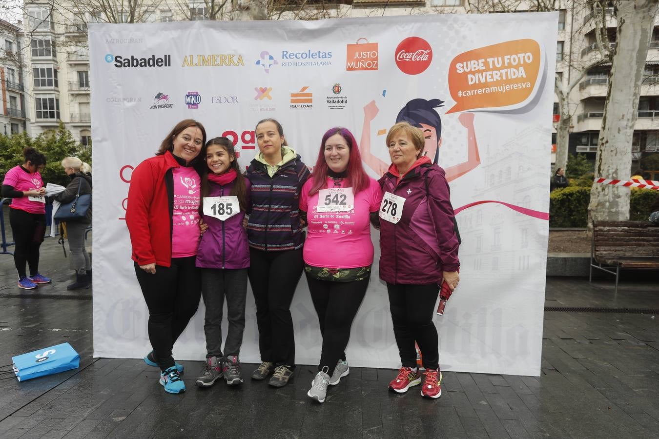 Más de 800 participantes se dieron cita en la Plaza Zorrilla para tomar parte de una marea rosa que tiñó de color las calles del centro de la ciudad