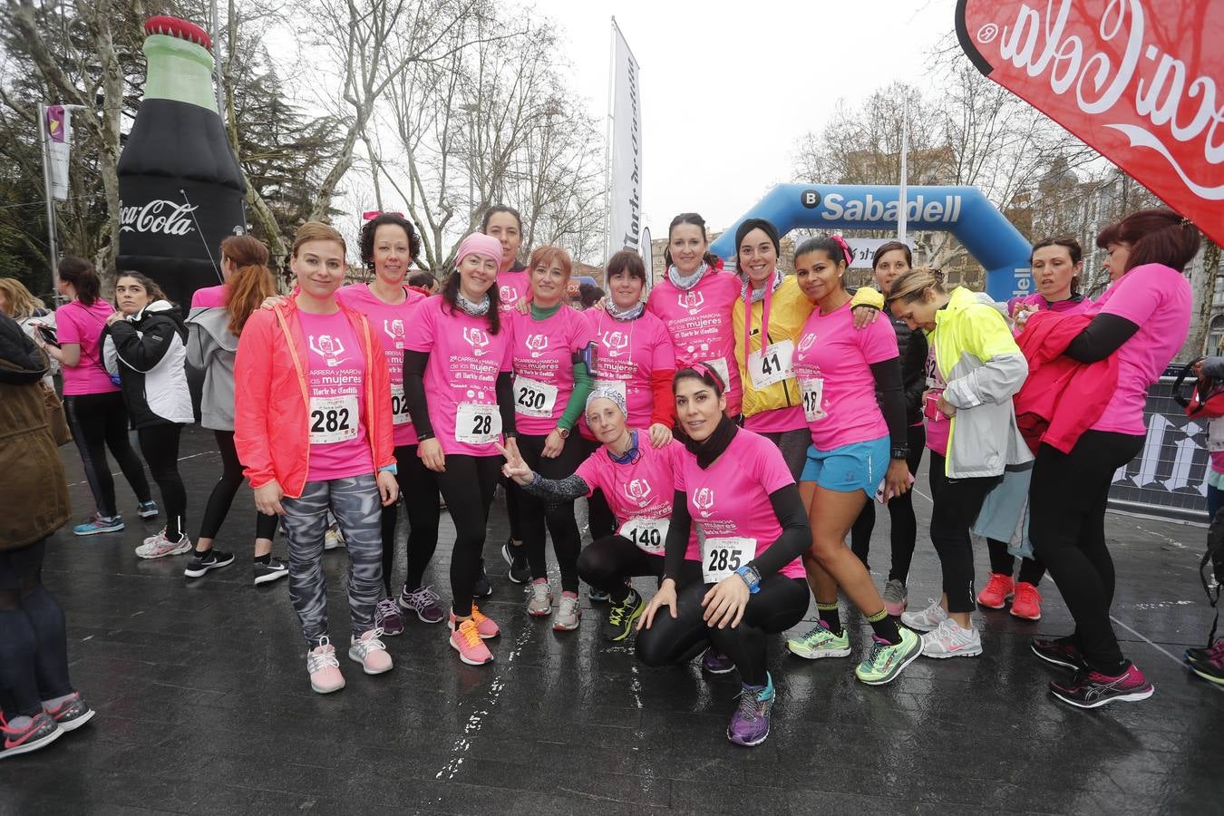 Más de 800 participantes se dieron cita en la Plaza Zorrilla para tomar parte de una marea rosa que tiñó de color las calles del centro de la ciudad