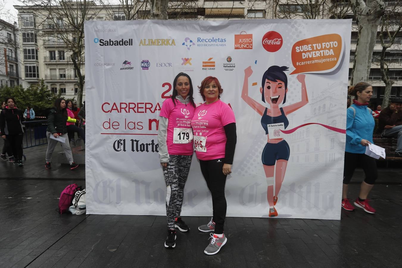 Más de 800 participantes se dieron cita en la Plaza Zorrilla para tomar parte de una marea rosa que tiñó de color las calles del centro de la ciudad