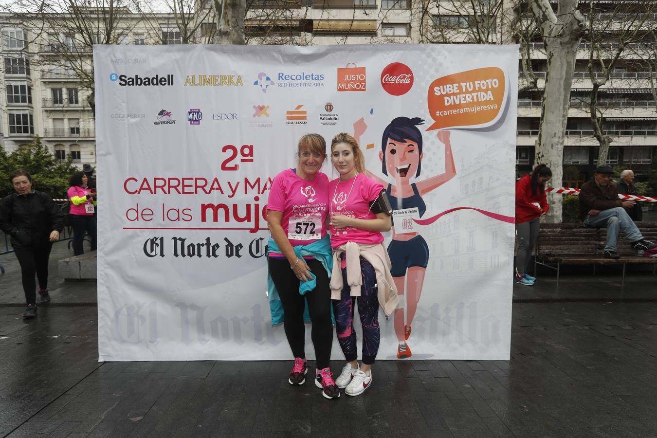 Más de 800 participantes se dieron cita en la Plaza Zorrilla para tomar parte de una marea rosa que tiñó de color las calles del centro de la ciudad