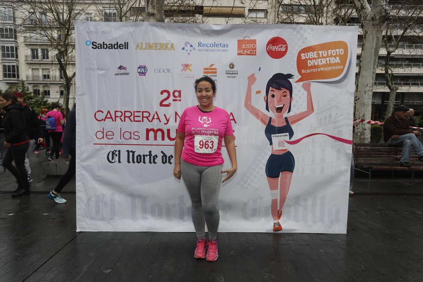 Más de 800 participantes se dieron cita en la Plaza Zorrilla para tomar parte de una marea rosa que tiñó de color las calles del centro de la ciudad