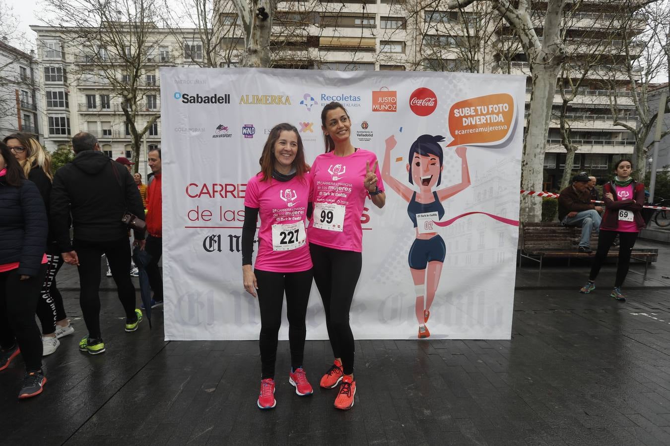 Más de 800 participantes se dieron cita en la Plaza Zorrilla para tomar parte de una marea rosa que tiñó de color las calles del centro de la ciudad