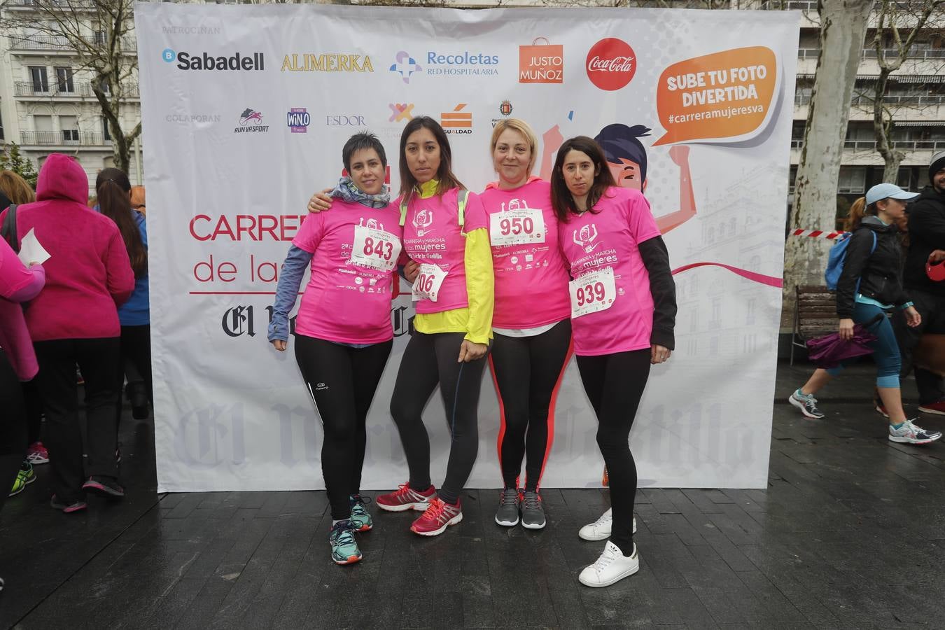 Más de 800 participantes se dieron cita en la Plaza Zorrilla para tomar parte de una marea rosa que tiñó de color las calles del centro de la ciudad