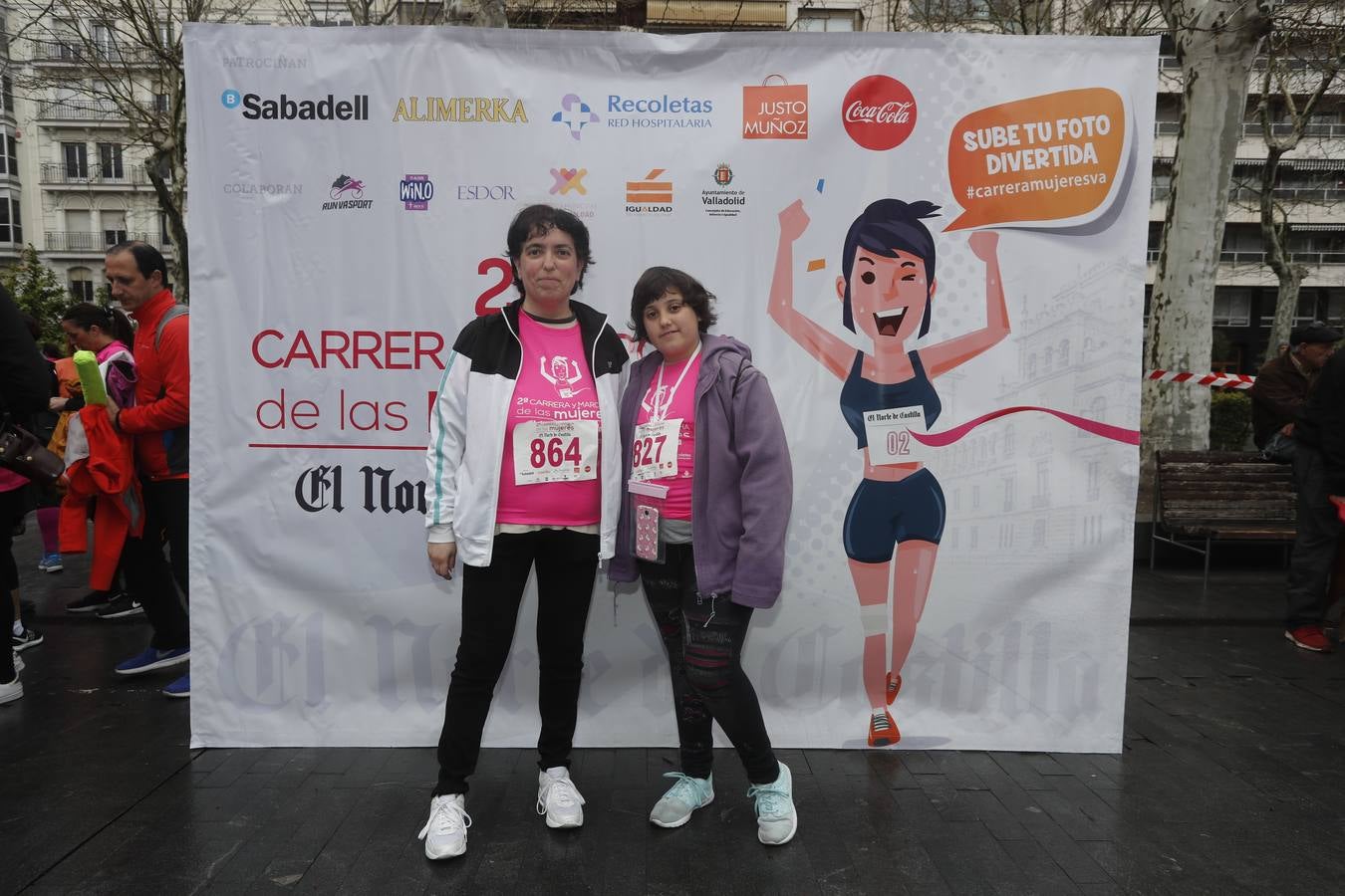 Más de 800 participantes se dieron cita en la Plaza Zorrilla para tomar parte de una marea rosa que tiñó de color las calles del centro de la ciudad