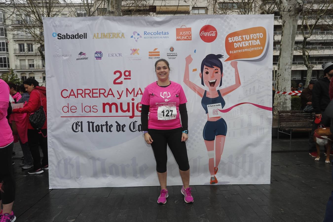 Más de 800 participantes se dieron cita en la Plaza Zorrilla para tomar parte de una marea rosa que tiñó de color las calles del centro de la ciudad