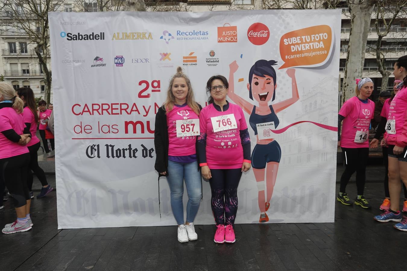 Más de 800 participantes se dieron cita en la Plaza Zorrilla para tomar parte de una marea rosa que tiñó de color las calles del centro de la ciudad