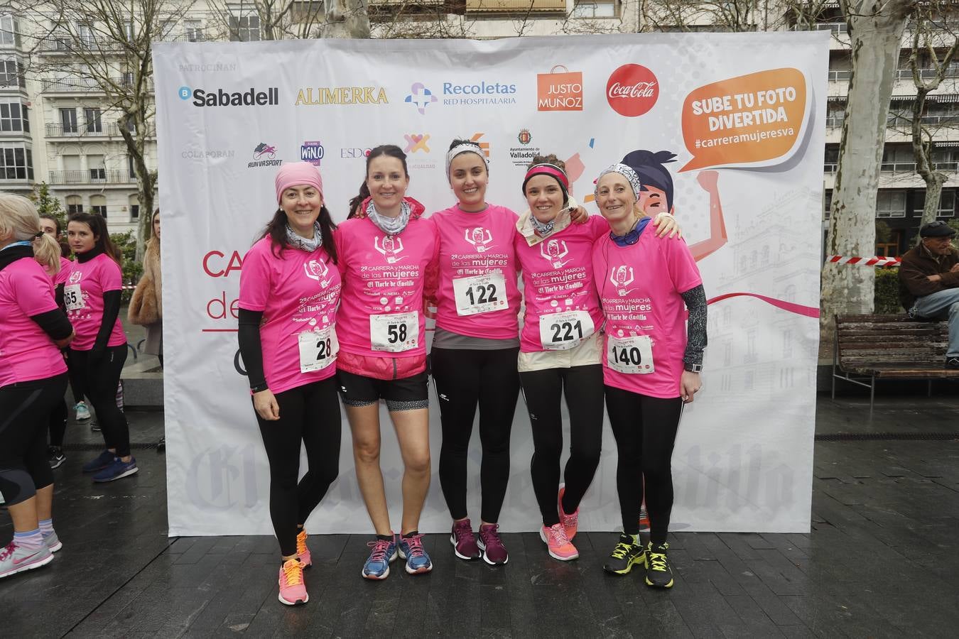 Más de 800 participantes se dieron cita en la Plaza Zorrilla para tomar parte de una marea rosa que tiñó de color las calles del centro de la ciudad