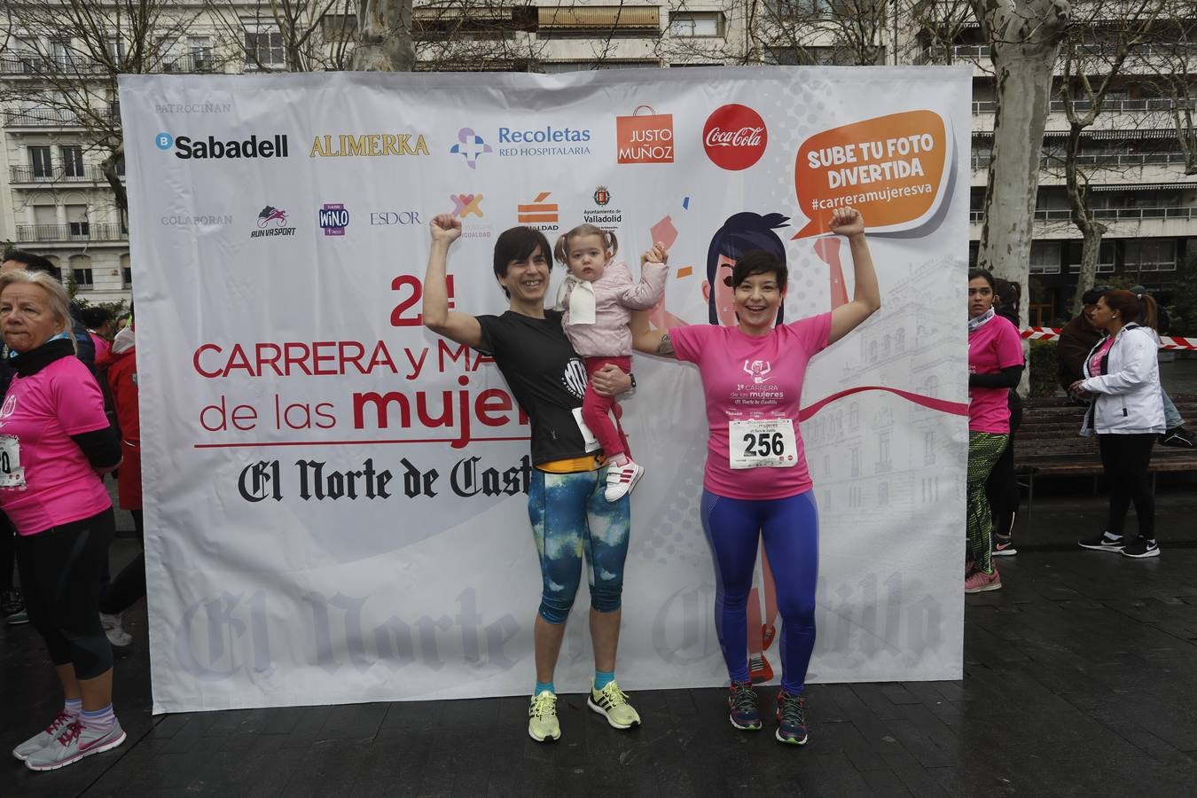 Más de 800 participantes se dieron cita en la Plaza Zorrilla para tomar parte de una marea rosa que tiñó de color las calles del centro de la ciudad