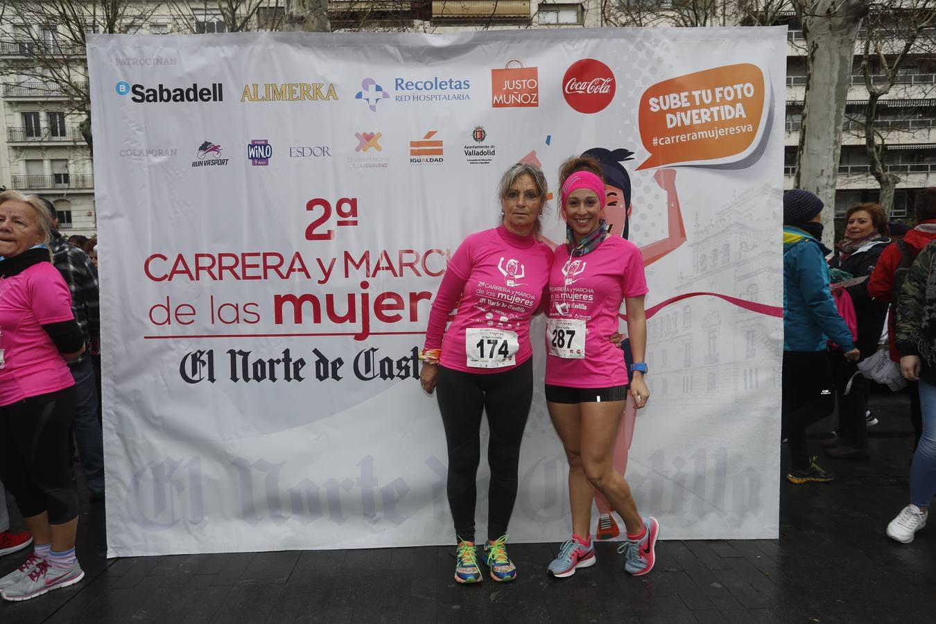 Más de 800 participantes se dieron cita en la Plaza Zorrilla para tomar parte de una marea rosa que tiñó de color las calles del centro de la ciudad